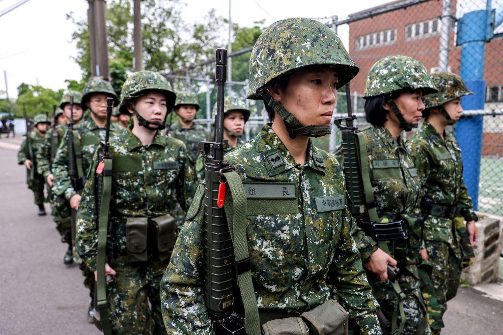 一群台灣女性軍人正在參與軍事演習。