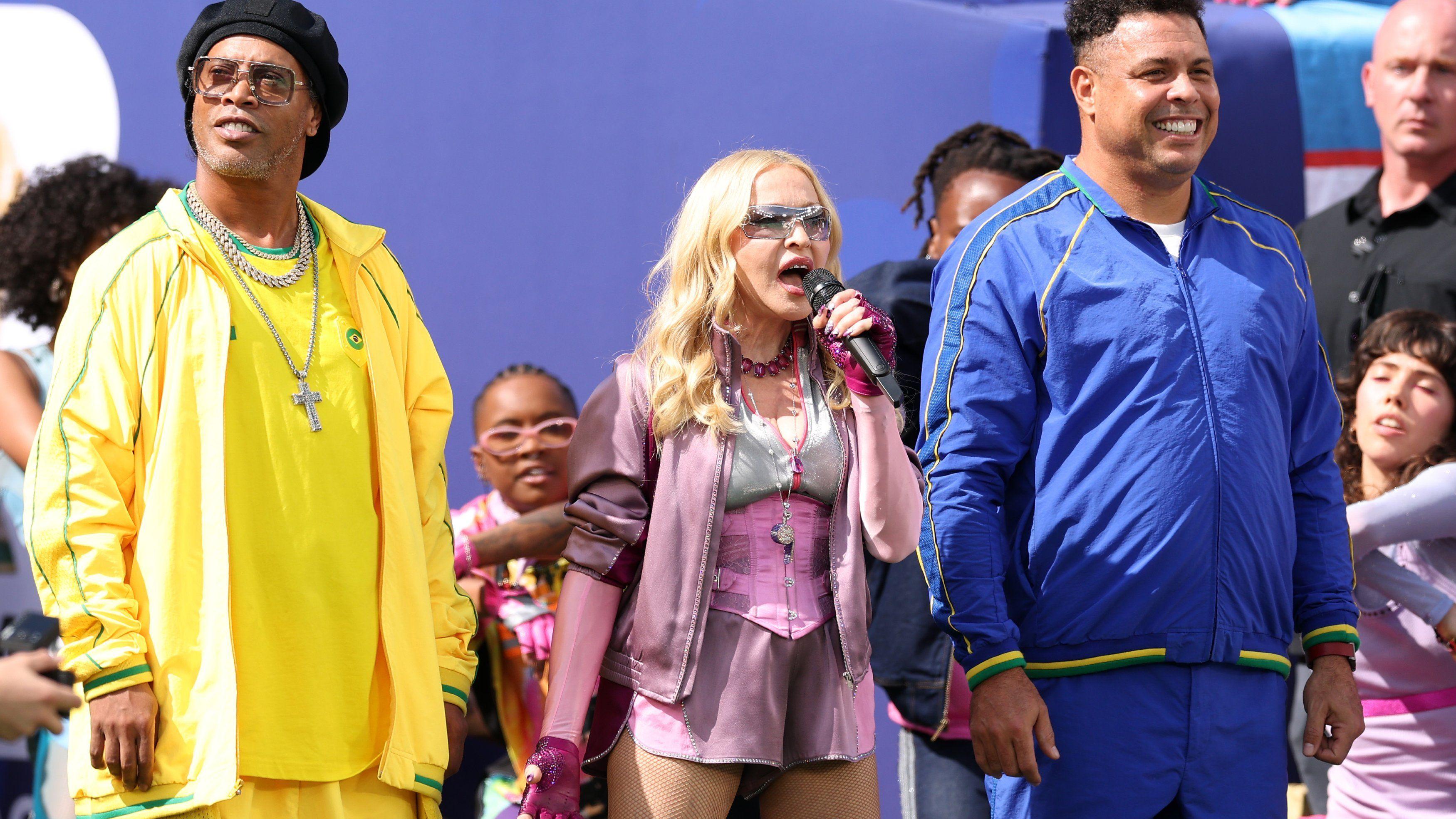 Watch half-time show as Spain v Argentina still goalless in World Cup final