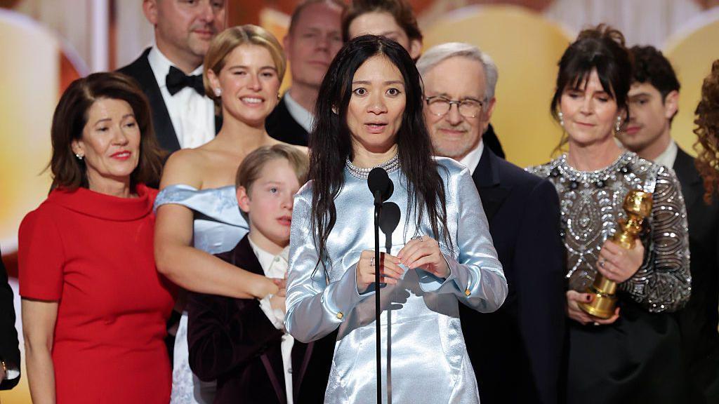 Pippa Harris, Nic Gonda, Jessie Buckley, Jacobi Jupe, Max Richter, Chloé Zhao, Steven Spielberg, Liza Marshall, Noah Jupe en la 83.ª edición anual de los Globos de Oro celebrada en The Beverly Hilton el 11 de enero de 2026 en Beverly Hills, California. (Foto de Rich Polk/2026GG/Penske Media vía Getty Images)