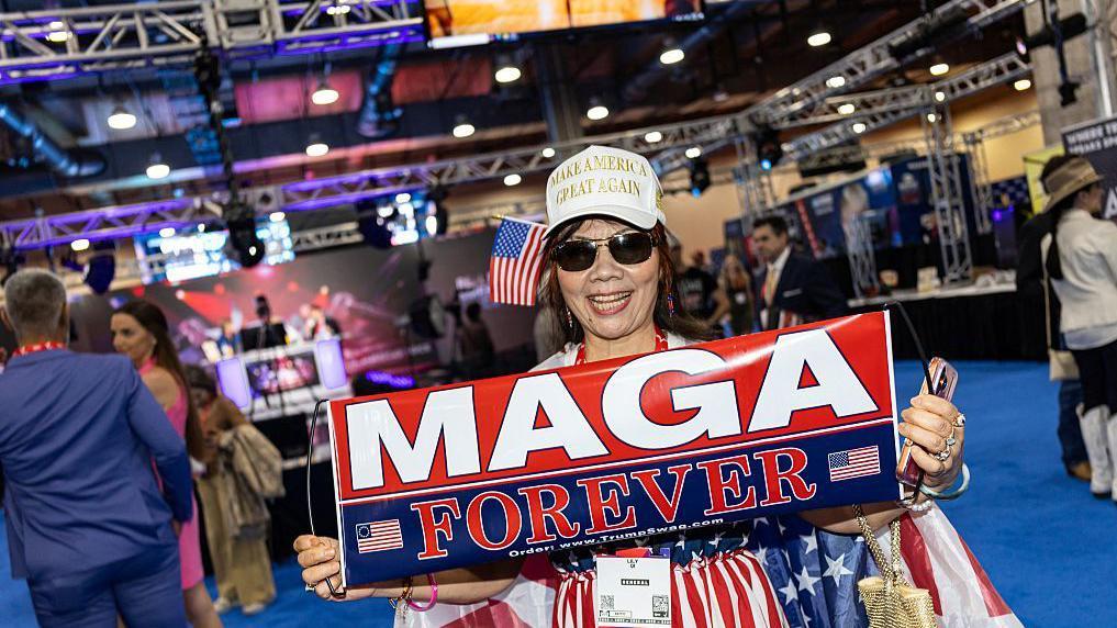 سيدة تحمل شعار حملة "لنجعل أمريكا عظيمة مجددًا"