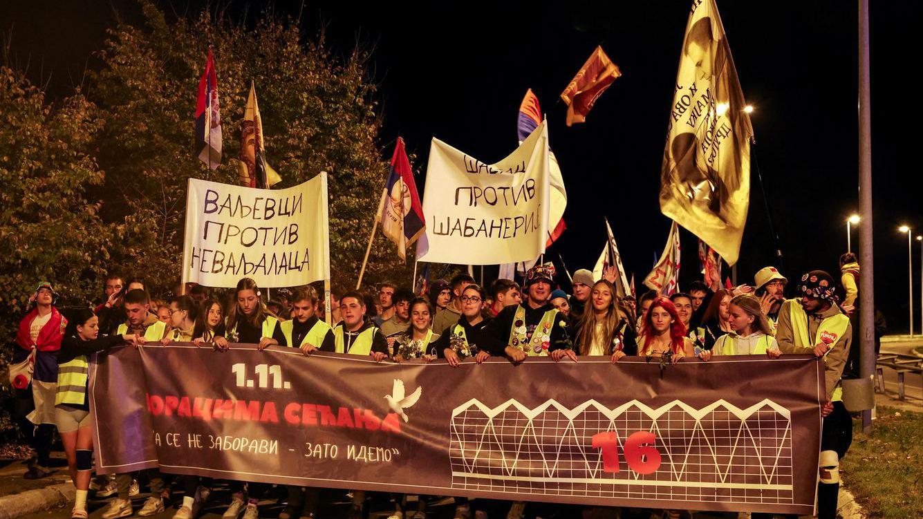 Grupa studenata sa transparentima i zastavama