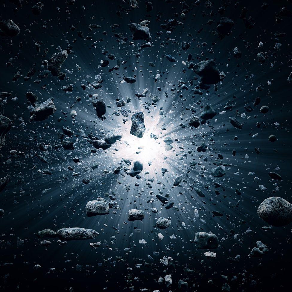 Una ilustración en la que se ve una luz blanca en el centro desde la cual salen rocas volando