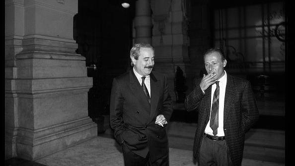 Đovani Falkone i Paolo Borselini u odelima puše cigarete