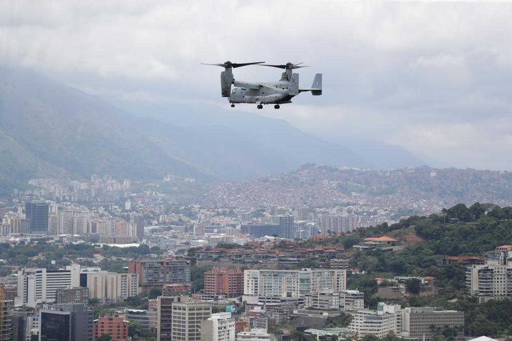 Un avión US Bell Boeing V-22 Osprey sobrevolando en Caracas