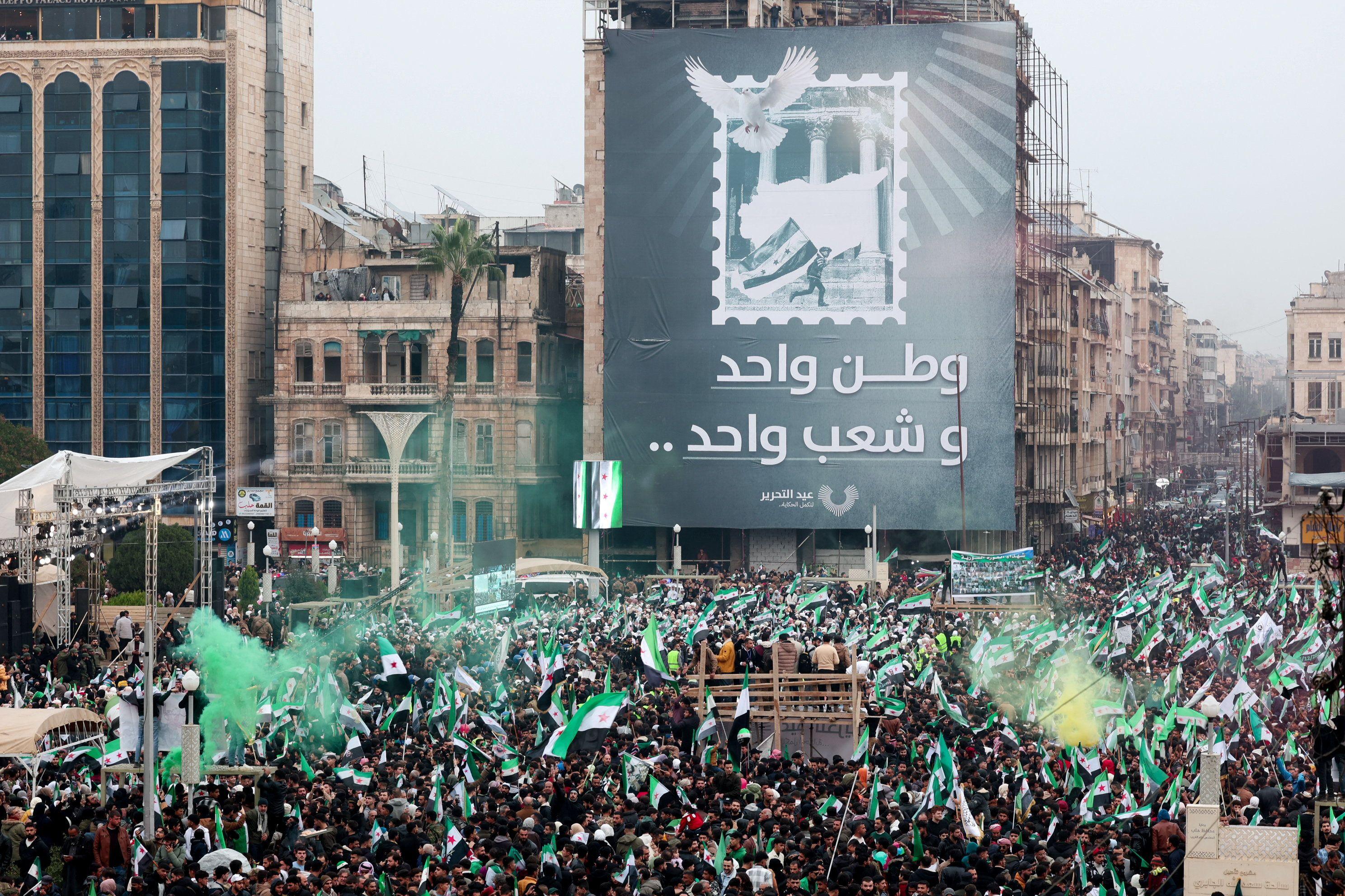 جماهيرمن السوريين يحتفلون في حلب، إحياءً للذكرى السنوية الأولى لسقوط بشار الأسد، 8 ديسمبر/كانون الأول 2025