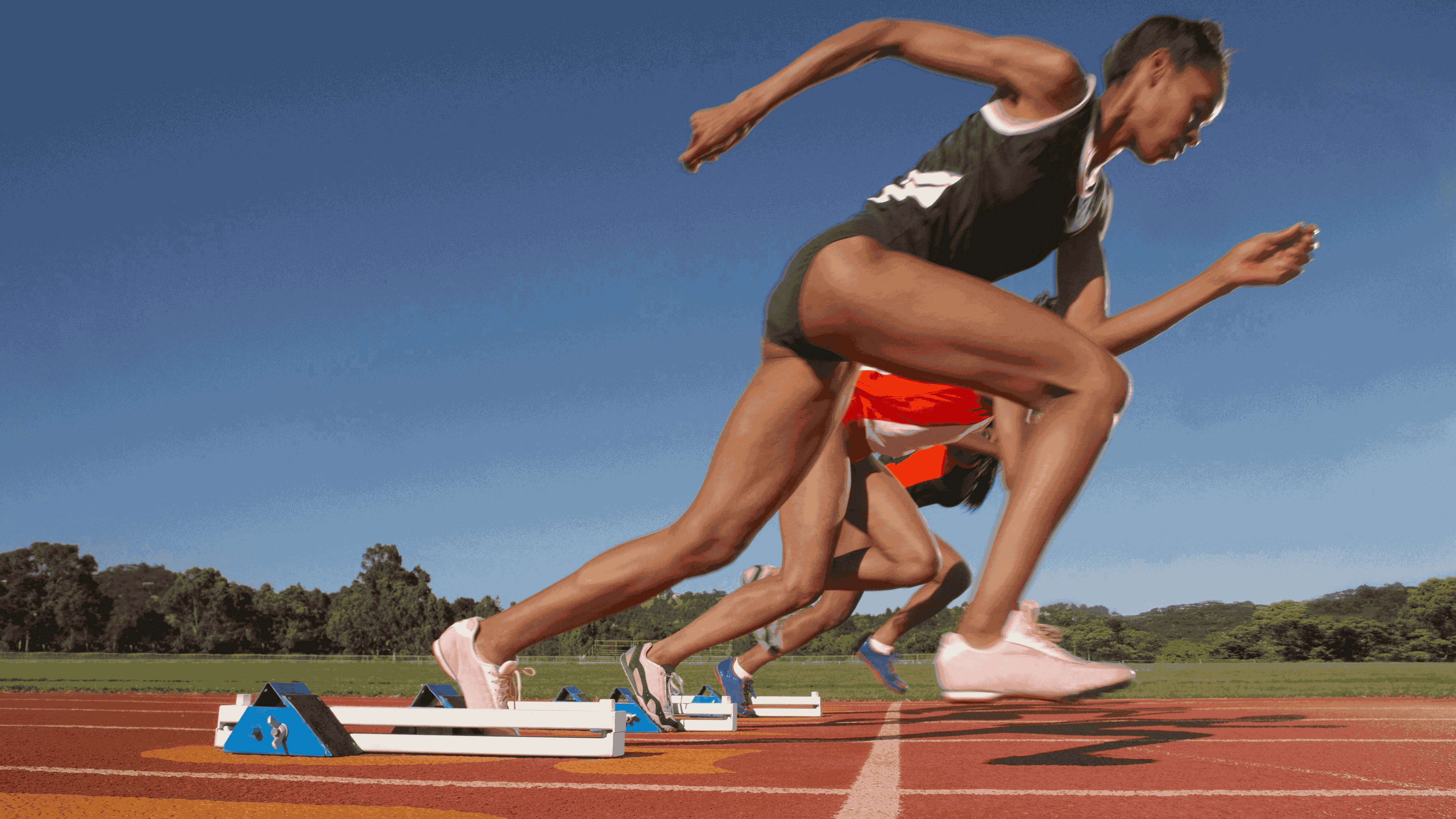 ثلاث رياضيات يركضن على مضمار