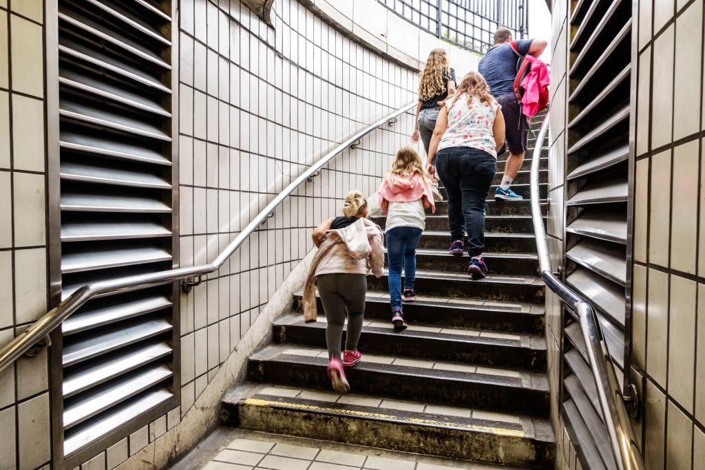 Personas subiendo una escalera.
