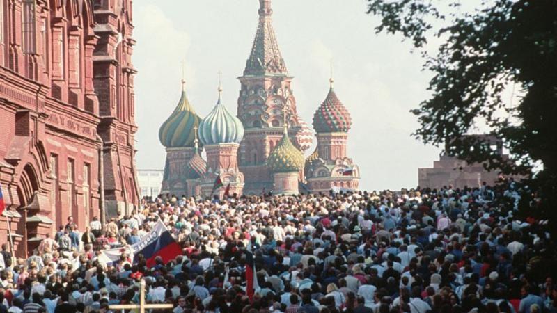 Multid&atilde;o comemora o golpe fracassado de 1991