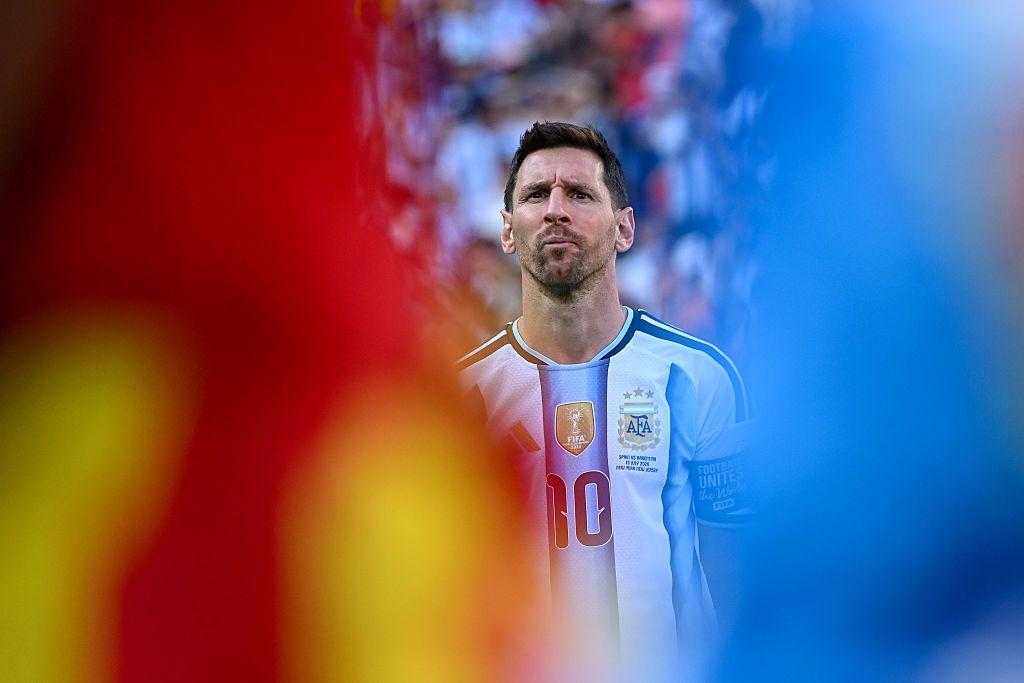 Lionel Messi mirá la tribuna tras perder la final
