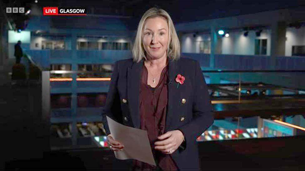 Zoi Klajnman, BBC urednica za tehnologiju drži beleške dok govori u emisiji „Vesti u deset“
