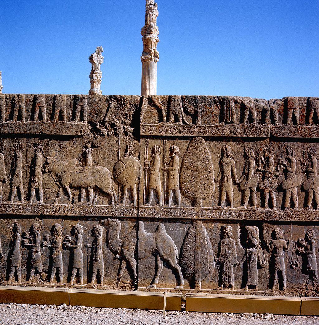 Apadana en Persépolis: Procesión de las delegaciones de las naciones vasallas del Imperio aqueménida con ofrendas.