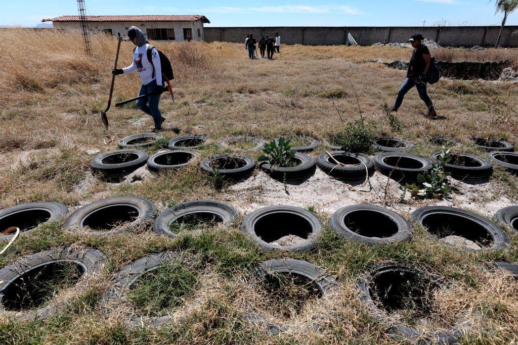 Varios neumáticos en el terreno del Rancho Izaguirre