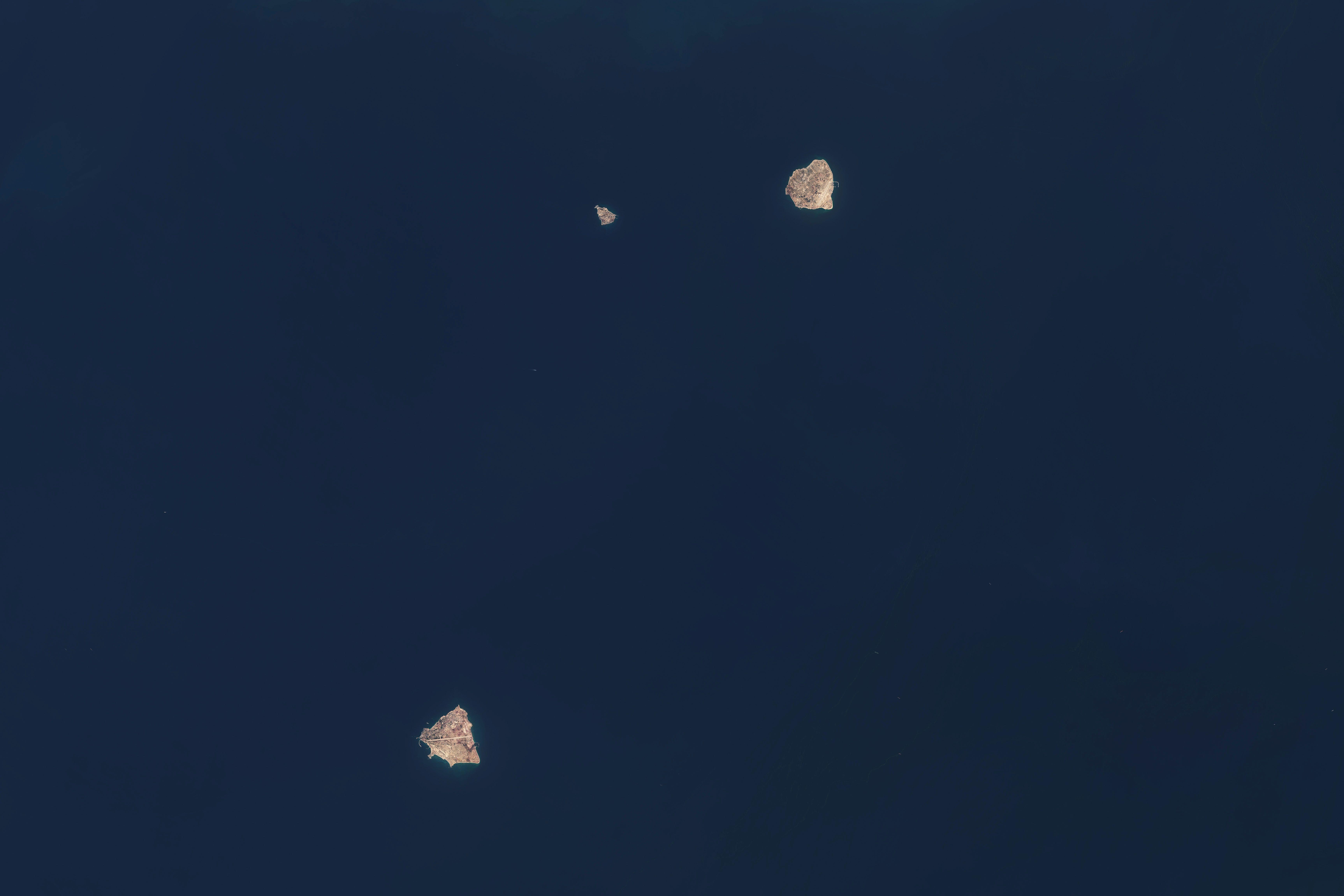 أبو موسى وطنب الكبرى وطنب الصغرى ثلاث جزر صغيرة متنازع عليها قرب مضيق هرمز، تسيطر عليها إيران وتطالب بها الإمارات. وتنبع أهميتها من موقعها عند مدخل واحد من أهم الممرات البحرية في العالم، ما يجعلها نقطة حساسة في التوترات الإقليمية بالخليج.