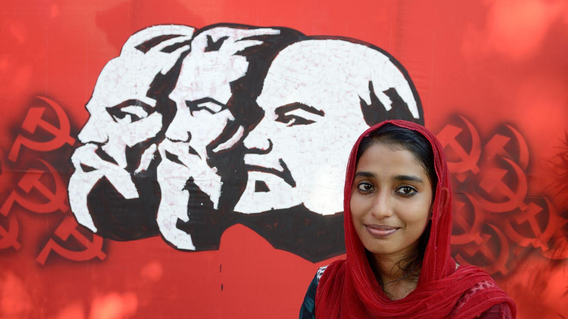 Mujer joven india afiliada al Partido Comunista