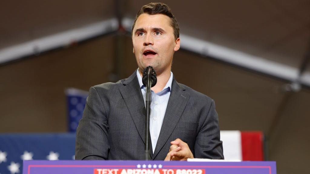 Charlie Kirk dando un discurso en la campaña electoral de 2024