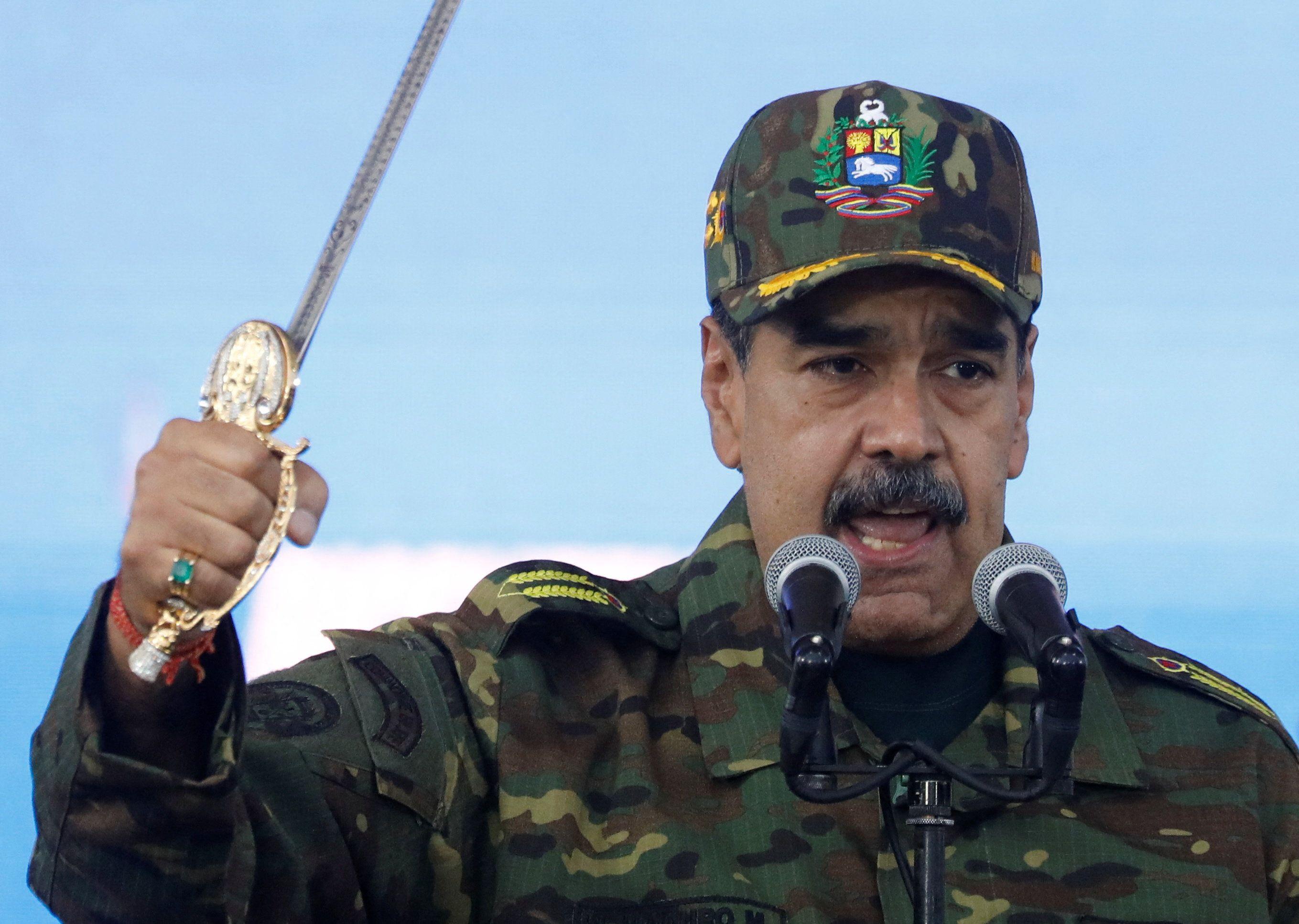 Nicolás Maduro em uniforme militar discursando