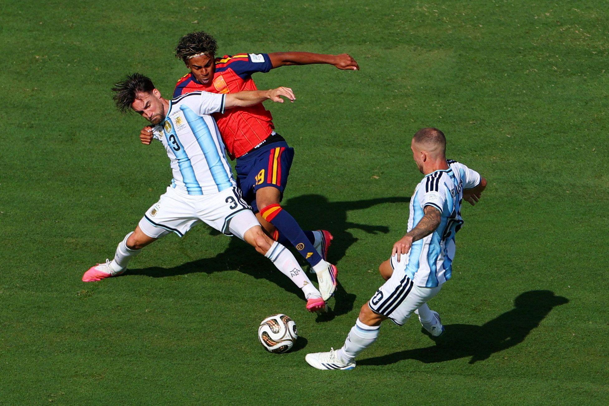 Lamine Yamal, de España, en acción junto a los argentinos Nicolás Tagliafico y Alexis Mac Allister.