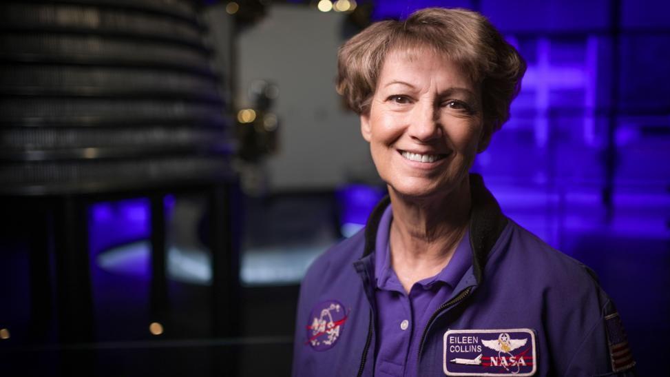 Eileen Collins con su uniforme de la NASA sonríe a la cámara