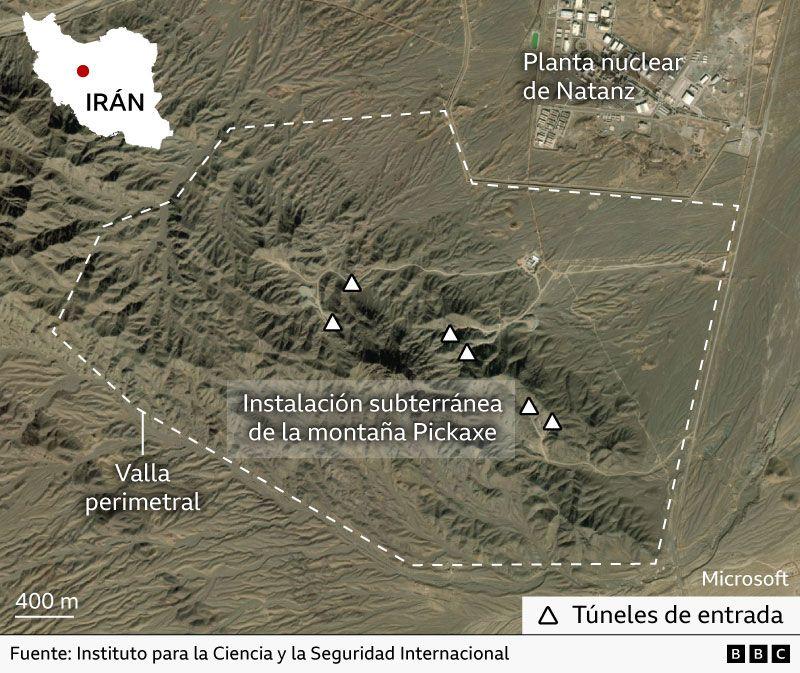 Un gráfico y un mapa de localización de la BBC se superponen a una imagen satelital. Se puede ver la ubicación de la planta nuclear de Natanz, las montañas en las que se encuentra la instalación subterránea de Pickaxe y el trazado de la valla perimetral que la rodea.

