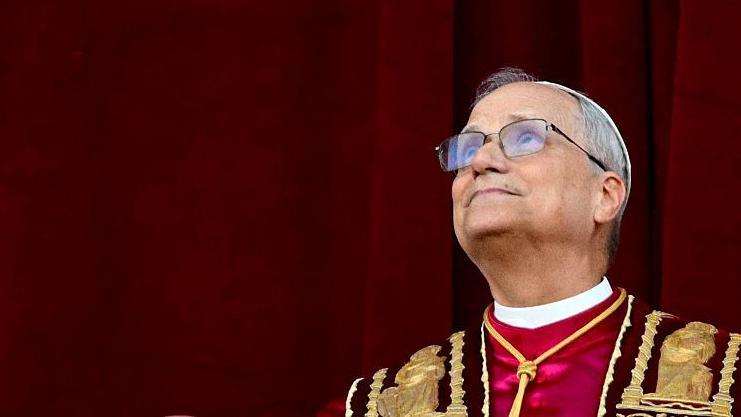 El papa León XIV mira hacia el cielo recién presentado
