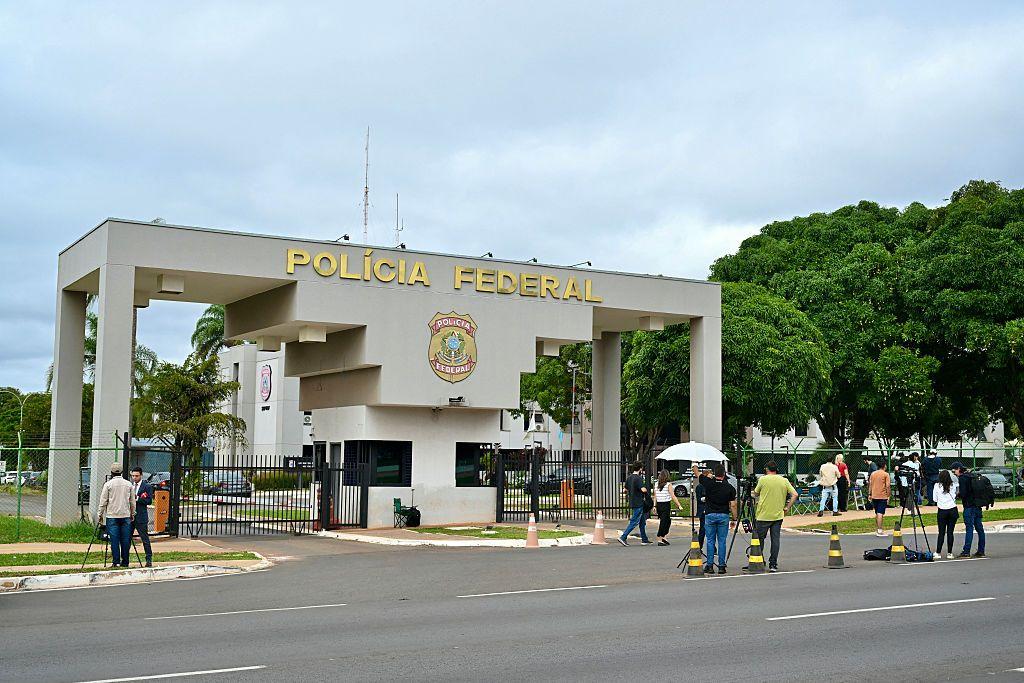 Jornalistas aguardam em frente à sede da Polícia Federal brasileira em Brasília, para onde o ex-presidente Jair Bolsonaro foi transferido