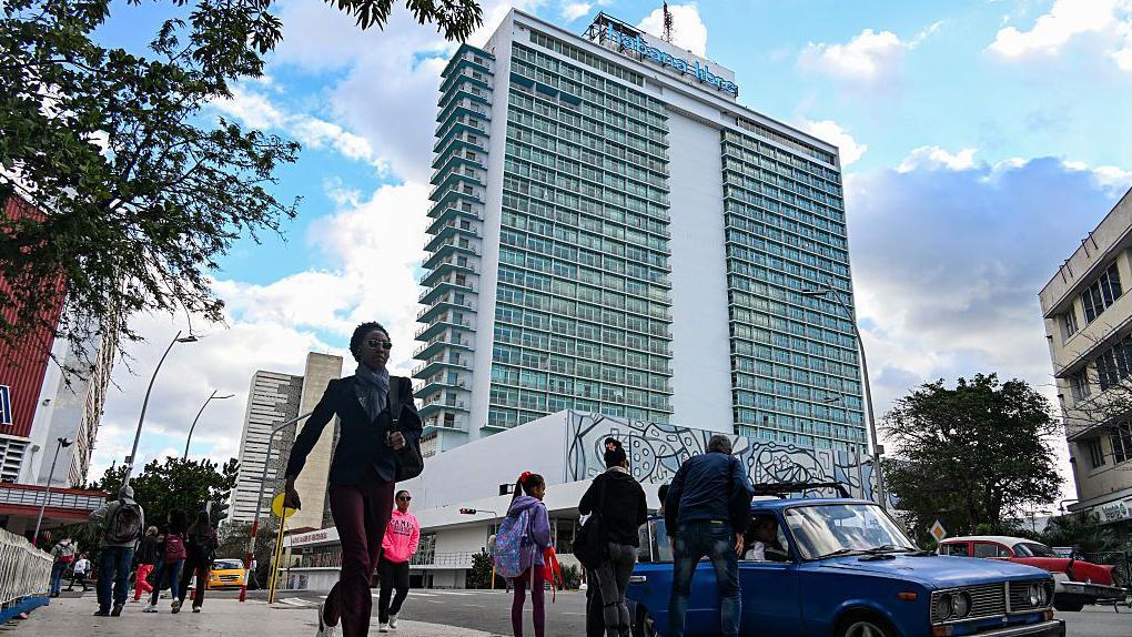 Peatones caminan frente al Hotel Habana Libre, anteriormente el Habana Hilton, en La Habana el 2 de febrero de 2026. 