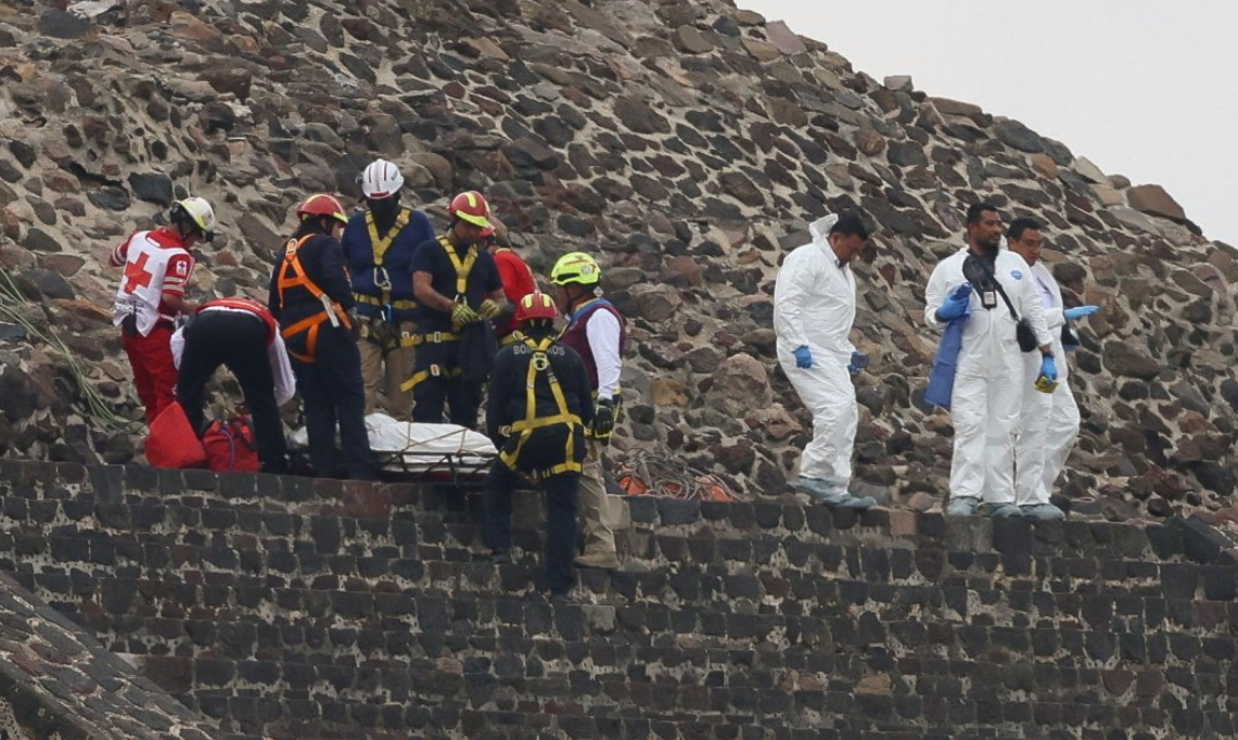 Paramédicos socorren a las víctimas del tiroteo.