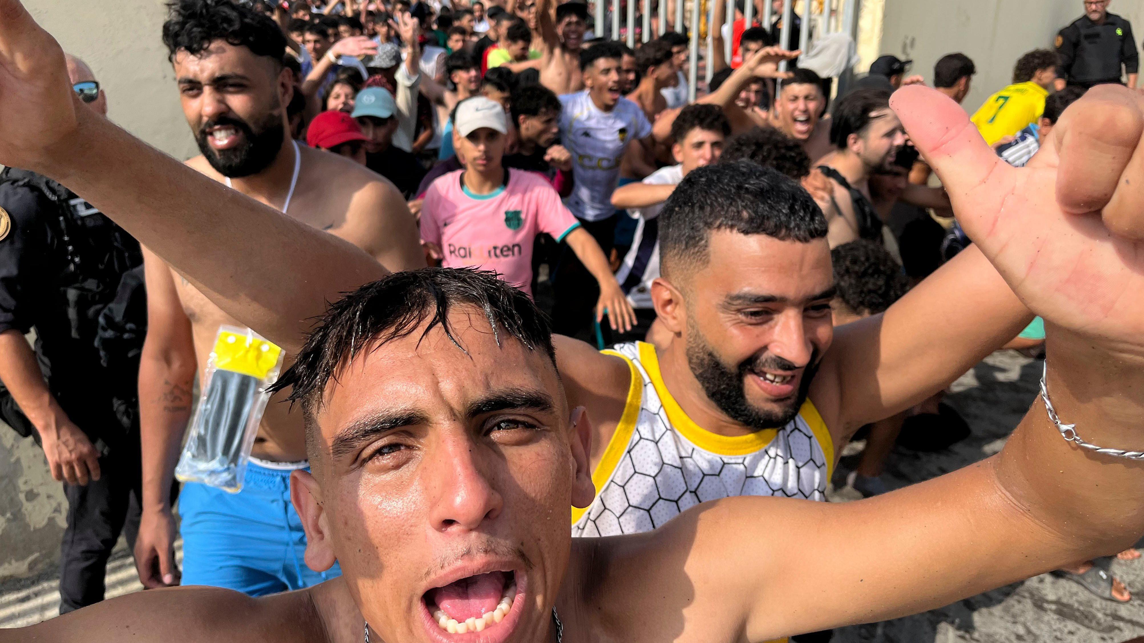 Migrantes llegan a territorio español tras nadar desde Marruecos hasta Ceuta, un enclave español en el norte de África, 30 de julio de 2026. 