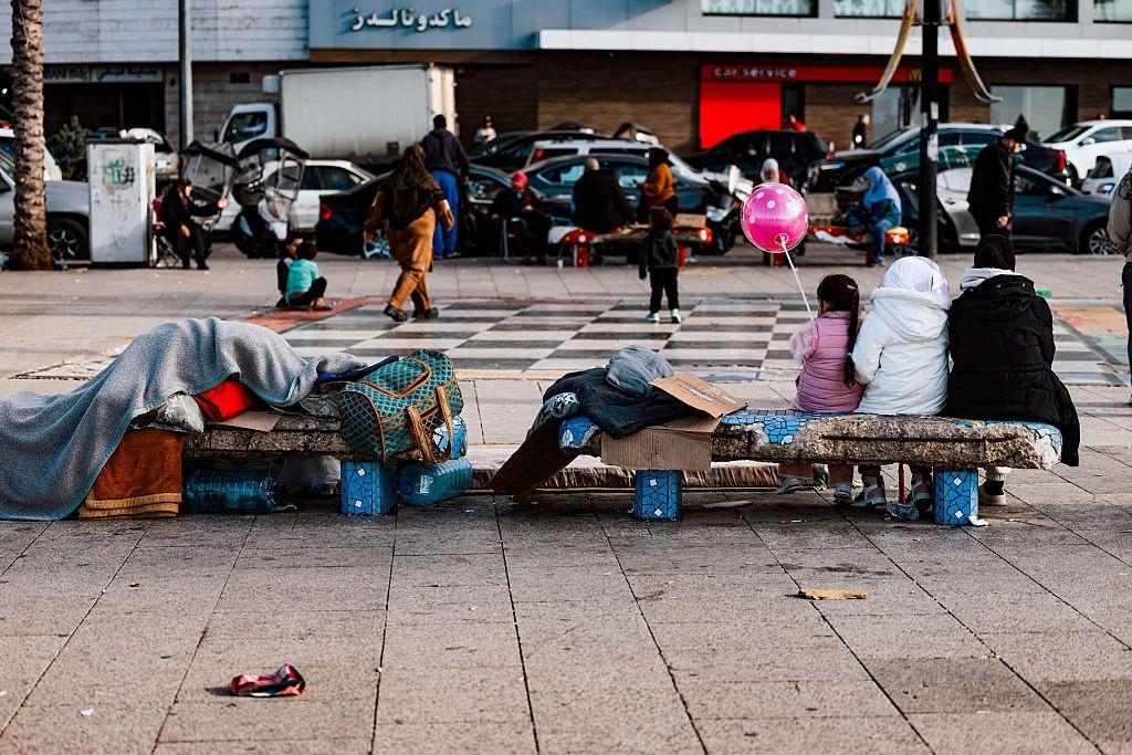 ينام النازحون على كورنيش بيروت المطل على البحر في بيروت، لبنان، في 6 مارس/آذار 2026، بعد فرارهم من جنوب لبنان وضواحي بيروت الجنوبية، حيث يعتقد الكثيرون أن الواجهة البحرية أكثر أمانًا. وفي خضم تصعيد جديد للصراع الإسرائيلي الإسرائيلي - حزب الله، نزح السكان مجددًا، هربًا من جنوب لبنان وضواحي بيروت الجنوبية بعد تحذيرات إسرائيلية بالإخلاء وتكثيف الغارات الجوية. 