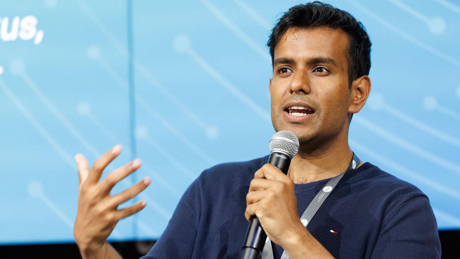 Deedy Das falando ao microfone