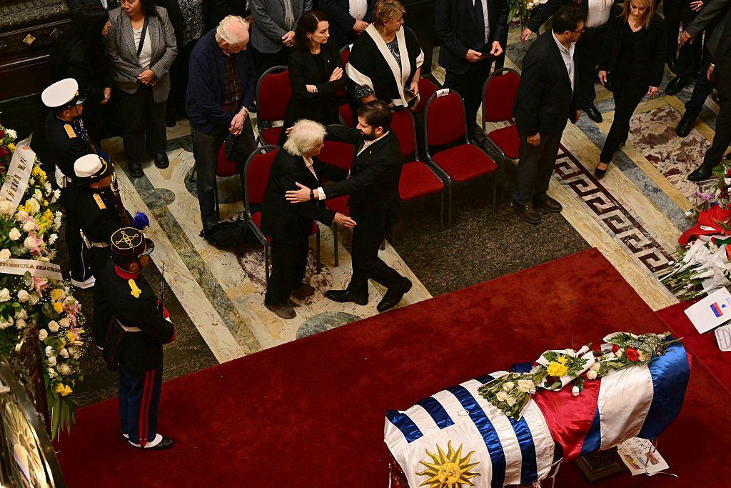 El presidente de Chile, Gabriel Boric, saluda Lucía Topolansky durante el velatorio de José Mujica en el Palacio Legislativo de Montevideo.