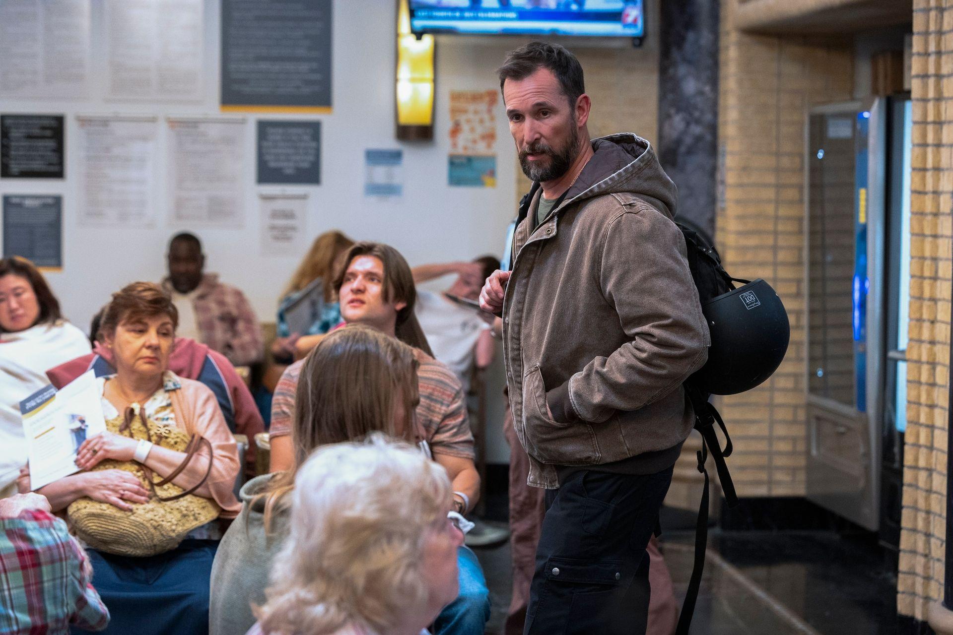 Doktor Robi (Noa Vajli) stiže u čekaonicu urgentnog centra 