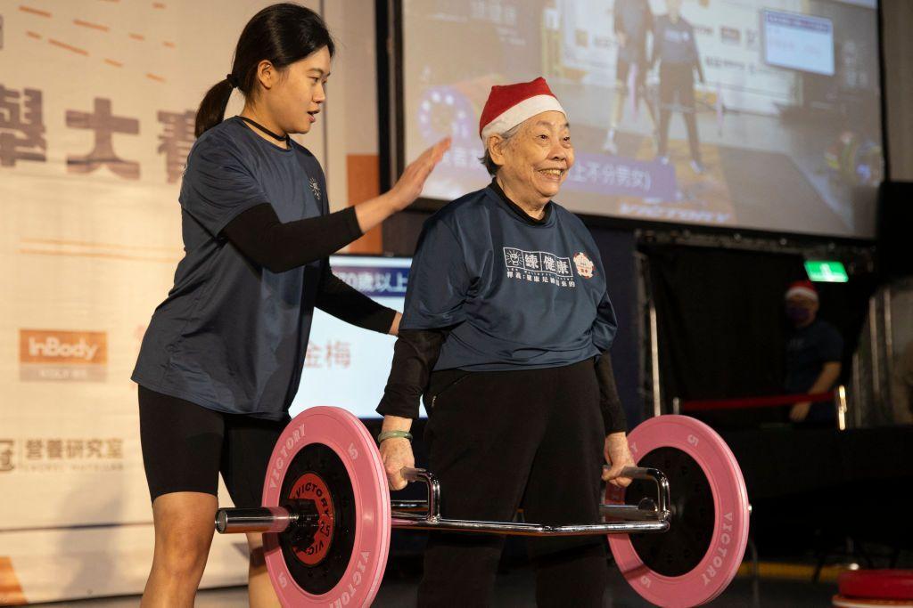 امرأة تبلغ من العمر 90 عامًا تشارك في مسابقة رفع الأثقال المميتة لكبار السن