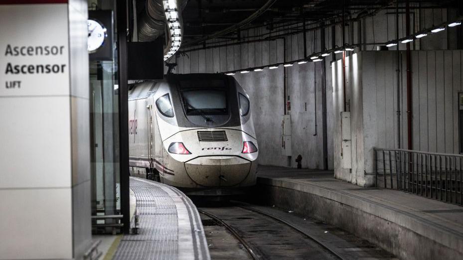 Un tren de la Alta Velocidad Española (AVE) rueda por la estación de Barcelona.