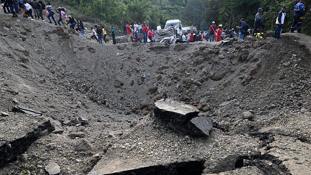 Cráter originado por la explosión de este sábado en la Vía Panamericana. 