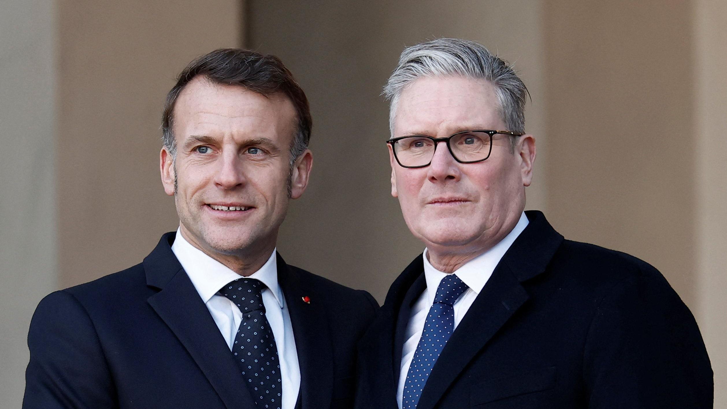 El presidente francés, Emmanuel Macron, (i) y el primer ministro británico, Keir Starmer. 
