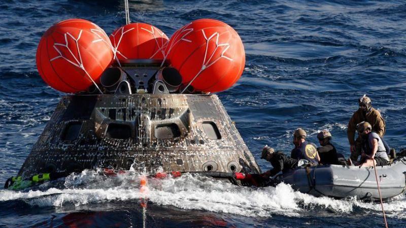 Boias e paraquedas no oceano simulam resgate a astronautas