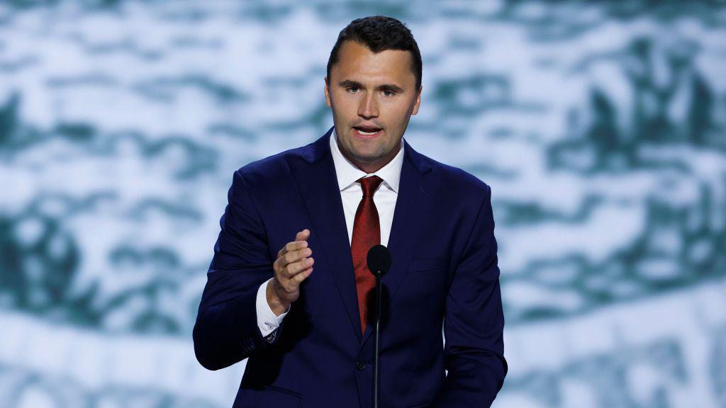 Charlie Kirk habla ante un auditorio