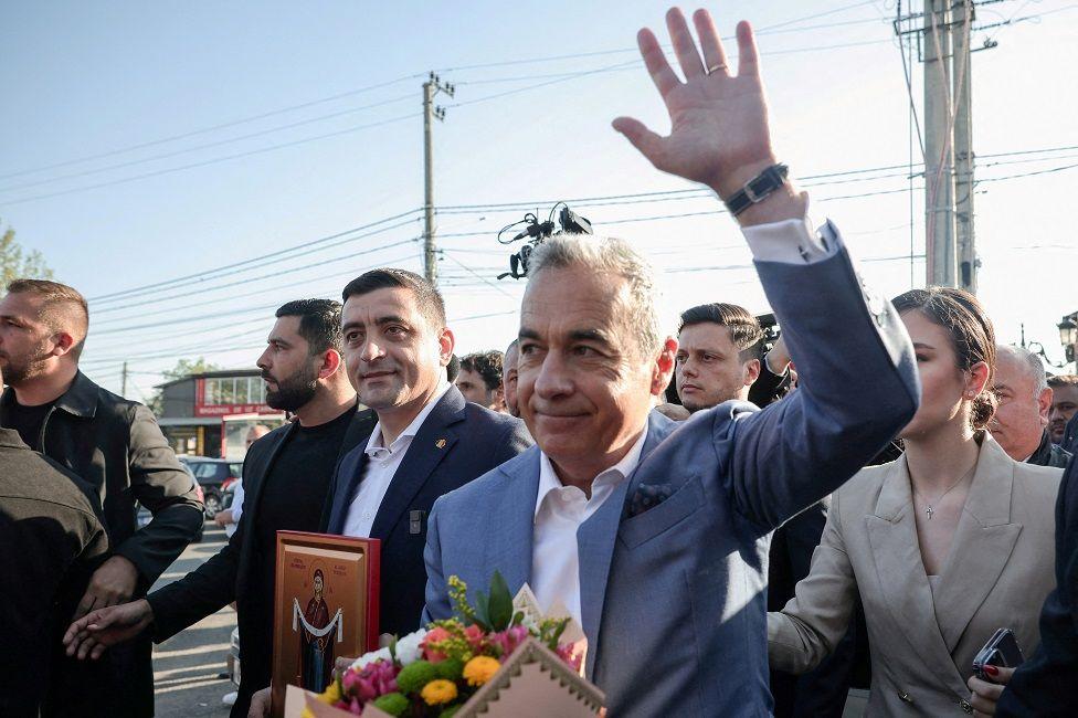 Kalin Đorđesku maše pored predsedničkog kandidata Simiona koji u ruci drži pravoslavnu ikonu Svete Petke