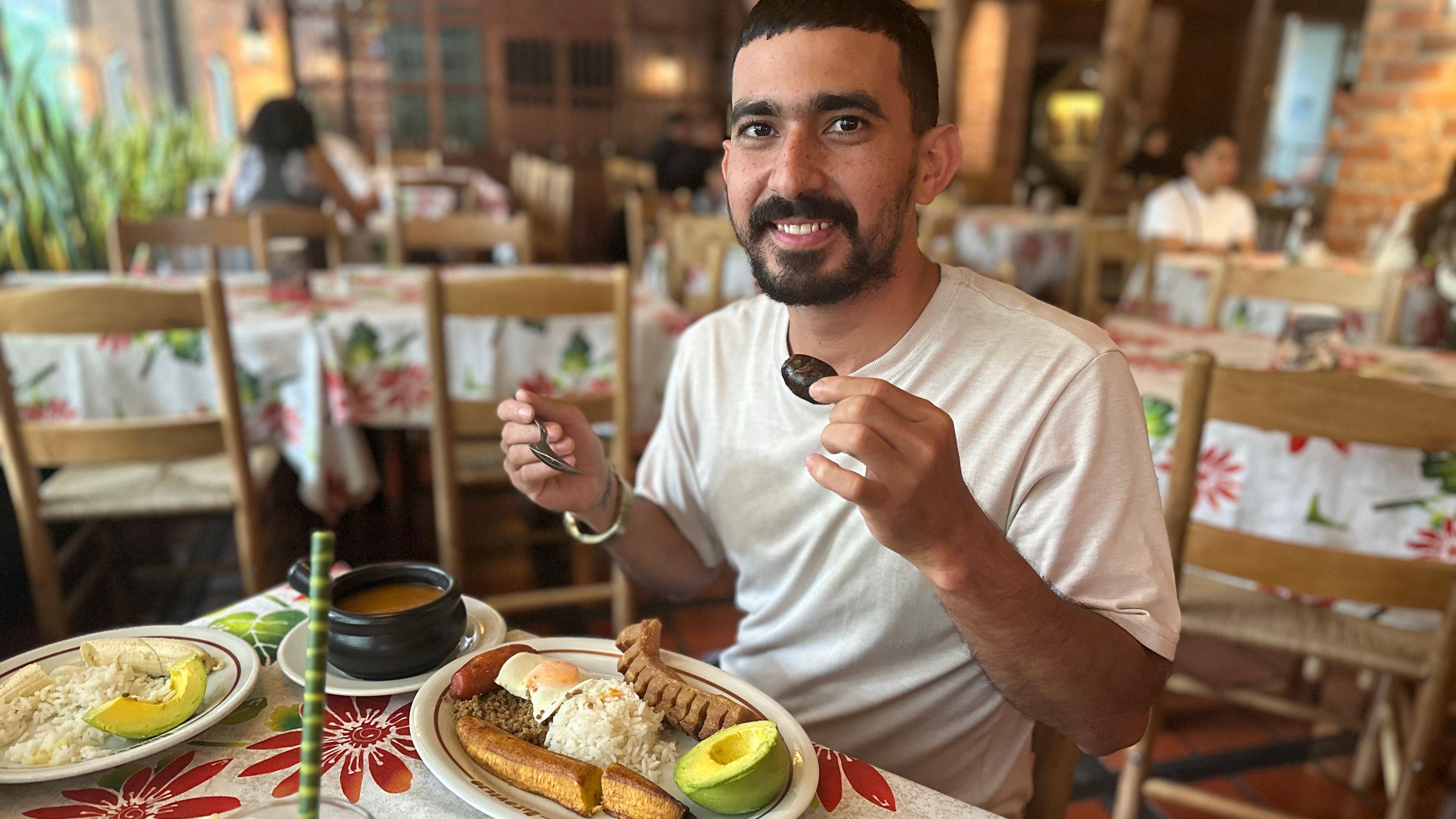 Luis, comensal colombiano come bandeja paisa en un restaurante del centro de Medellín.