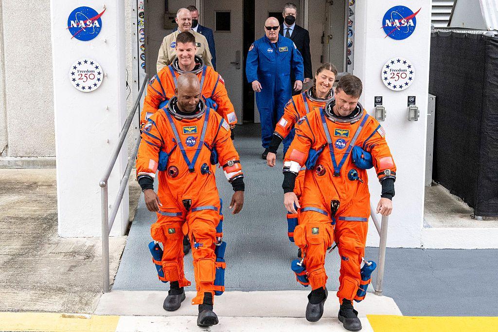 Los cuatro astronautas con sus trajes a punto de abordar el cohete.