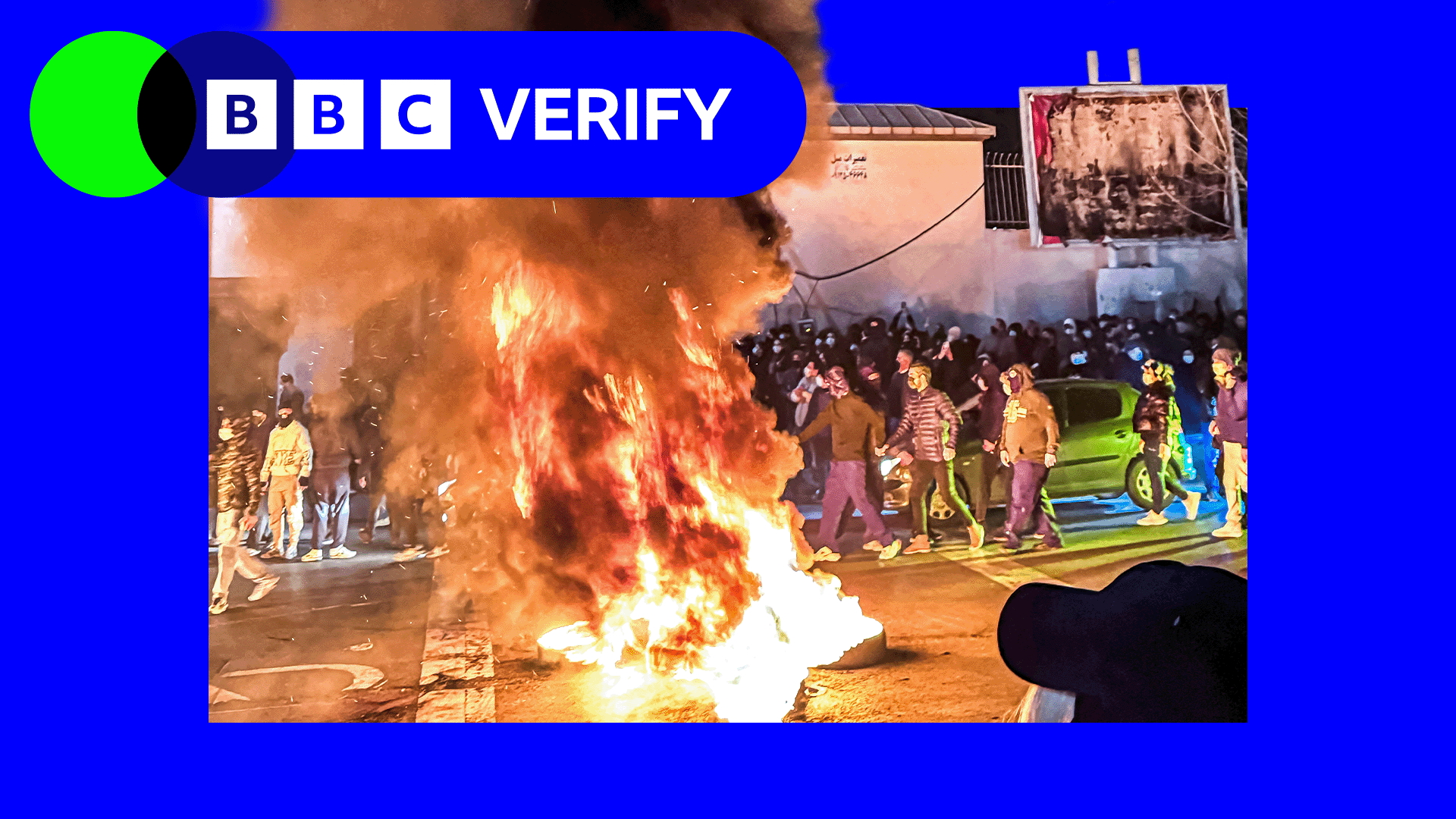 BBC事實核查品牌圖框：德黑蘭示威期間一處地點，馬路中心一堆雜物起火，火焰與濃煙飆噴