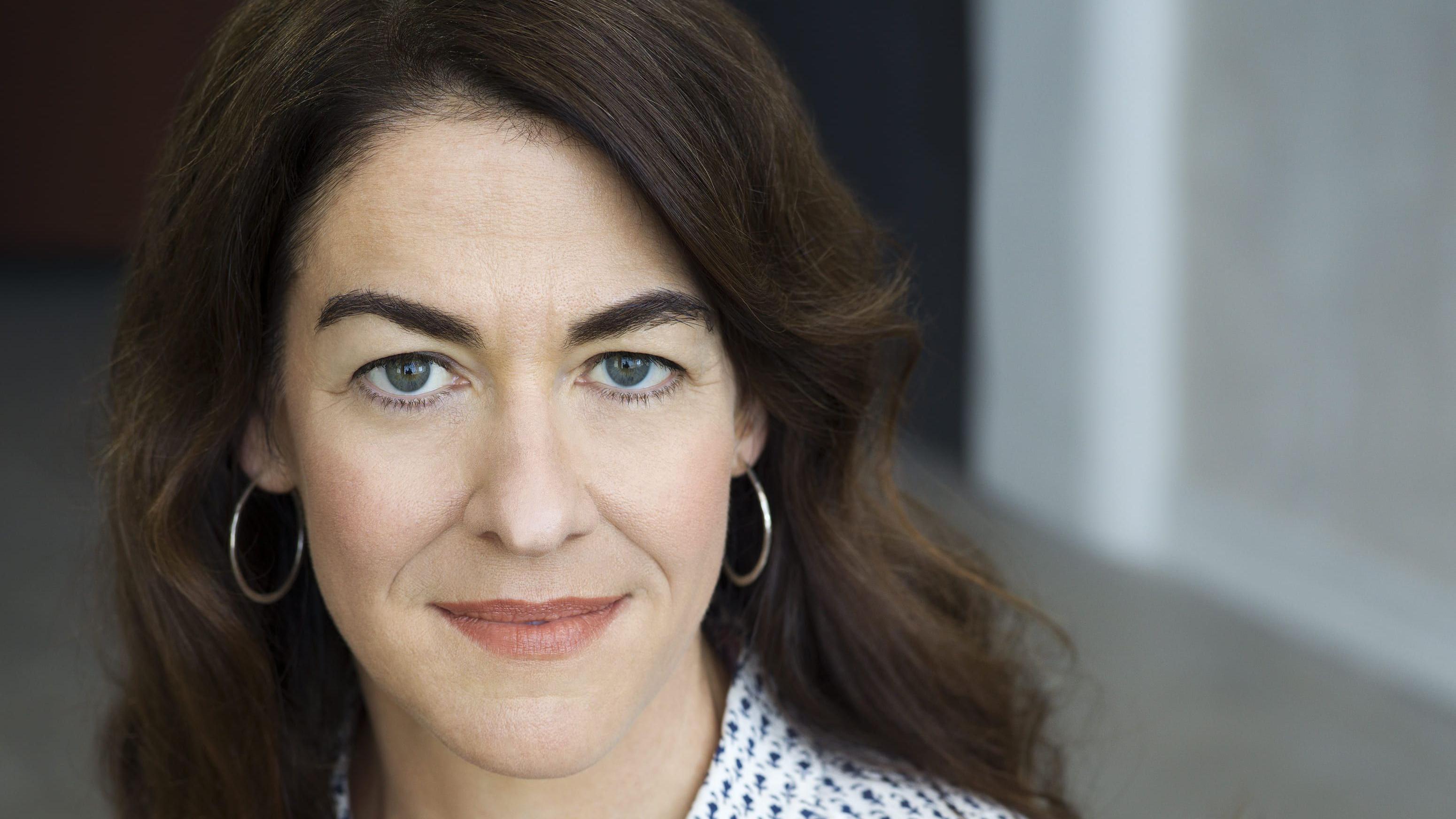 Molly Roden Winter mira hacia la cámara.