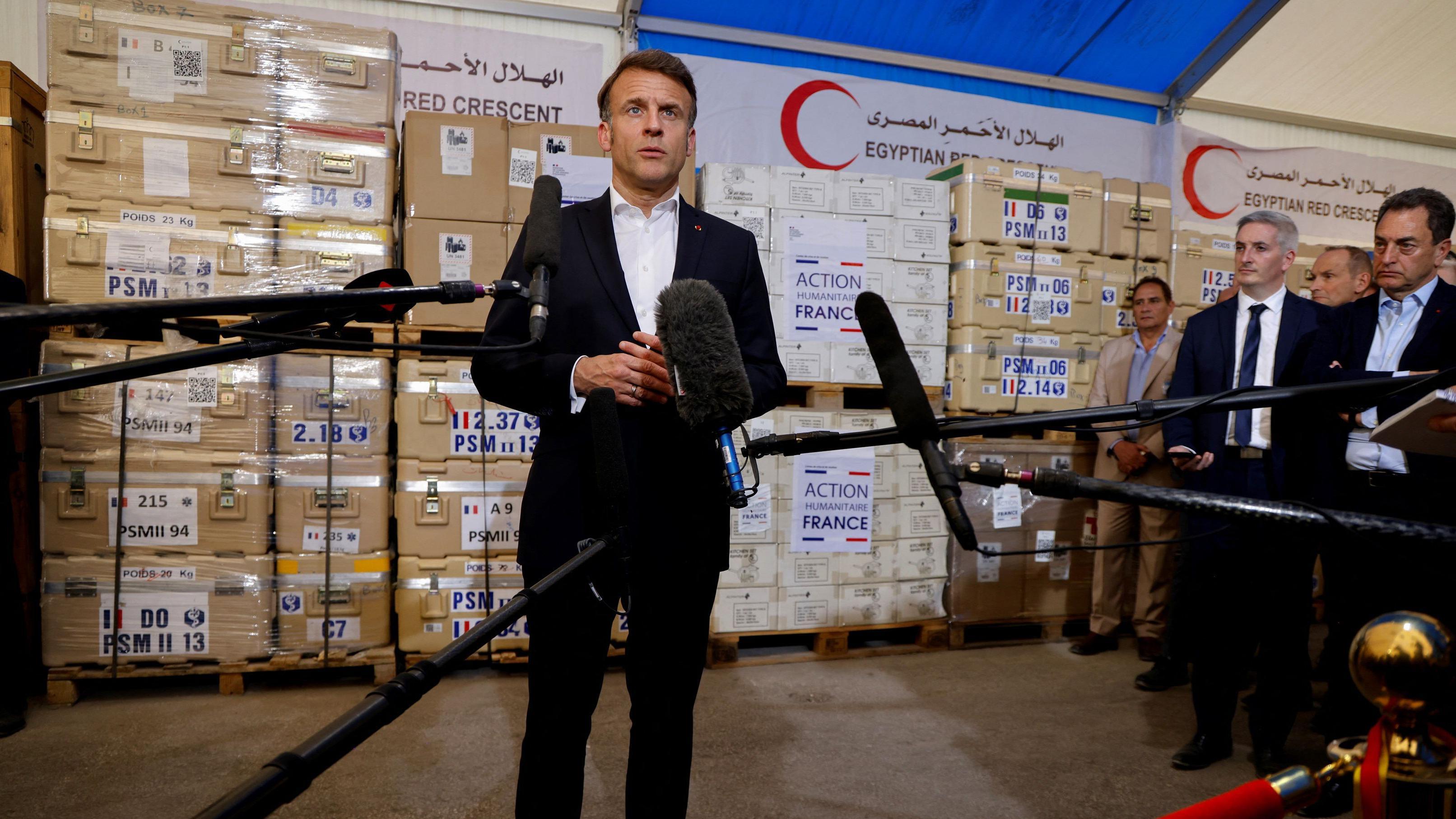ألقى الرئيس الفرنسي إيمانويل ماكرون كلمةً أمام قافلة مساعدات إنسانية متجهة إلى غزة، في مستودع الهلال الأحمر المصري بمدينة العريش، شمال شرق مصر
