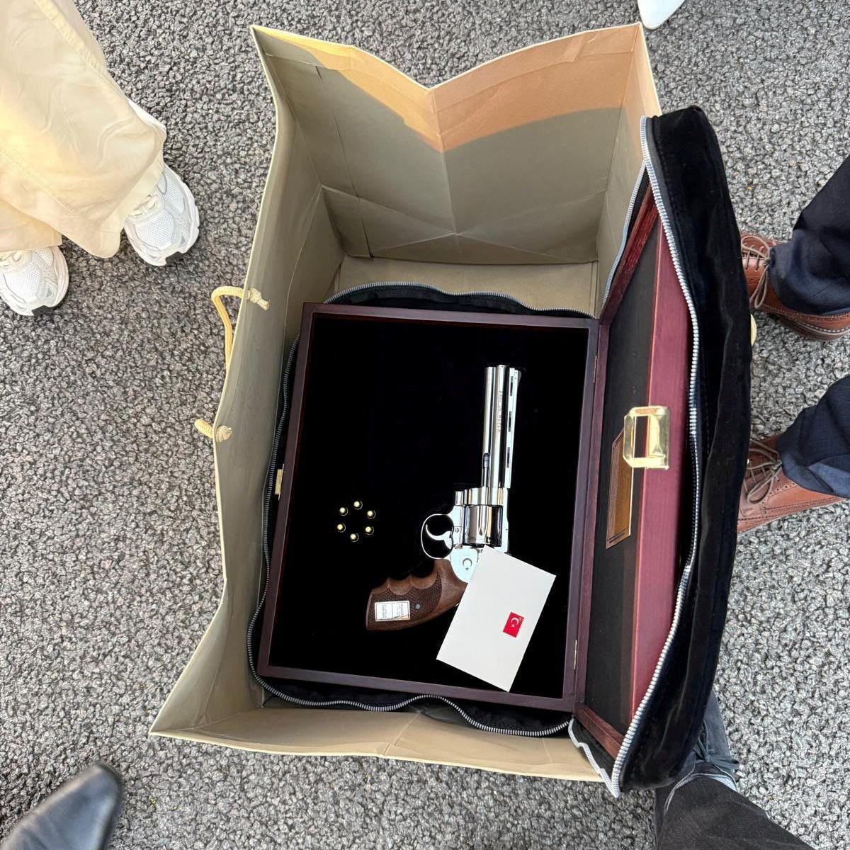 Revólver regalado por Erdogan en su caja y bolsa.