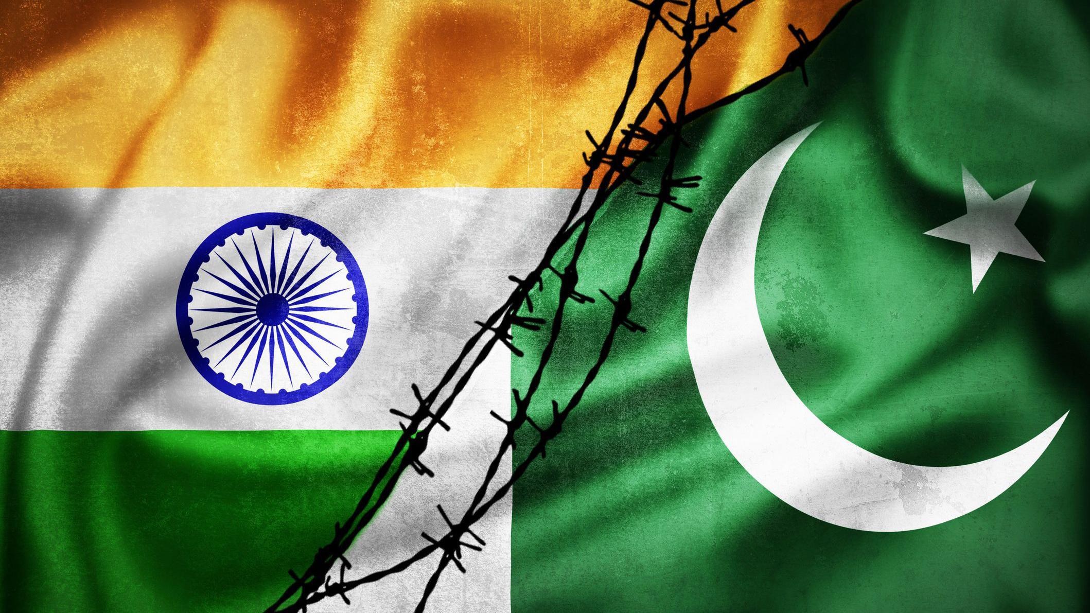 Ilustración de las banderas de India y Pakistán separadas por un alhambre de púas