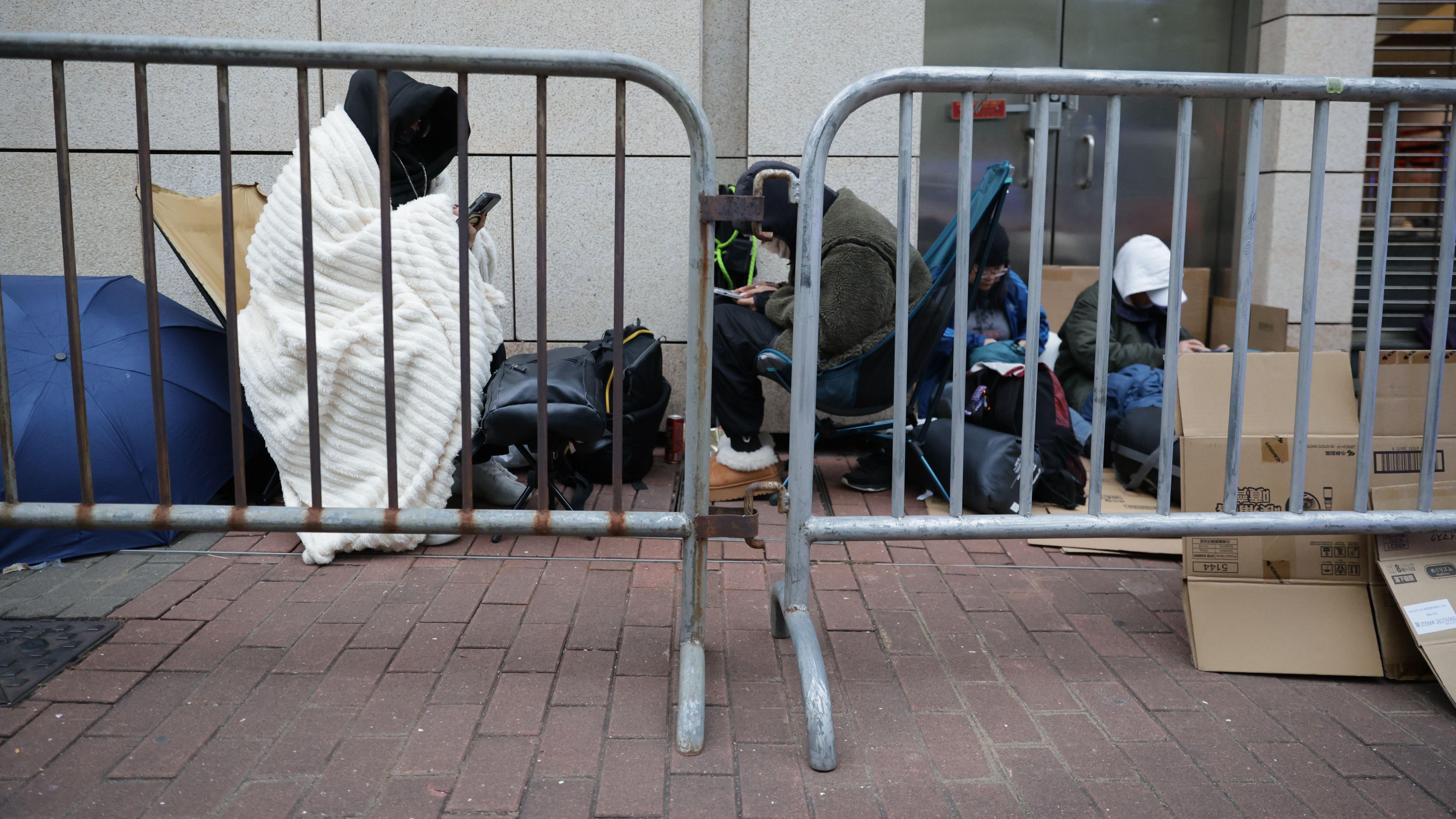 原香港支聯會支持者在西九龍法院大樓外徹夜排隊輪候入庭旁聽審判，他們都身穿禦寒大衣（22/1/2026）