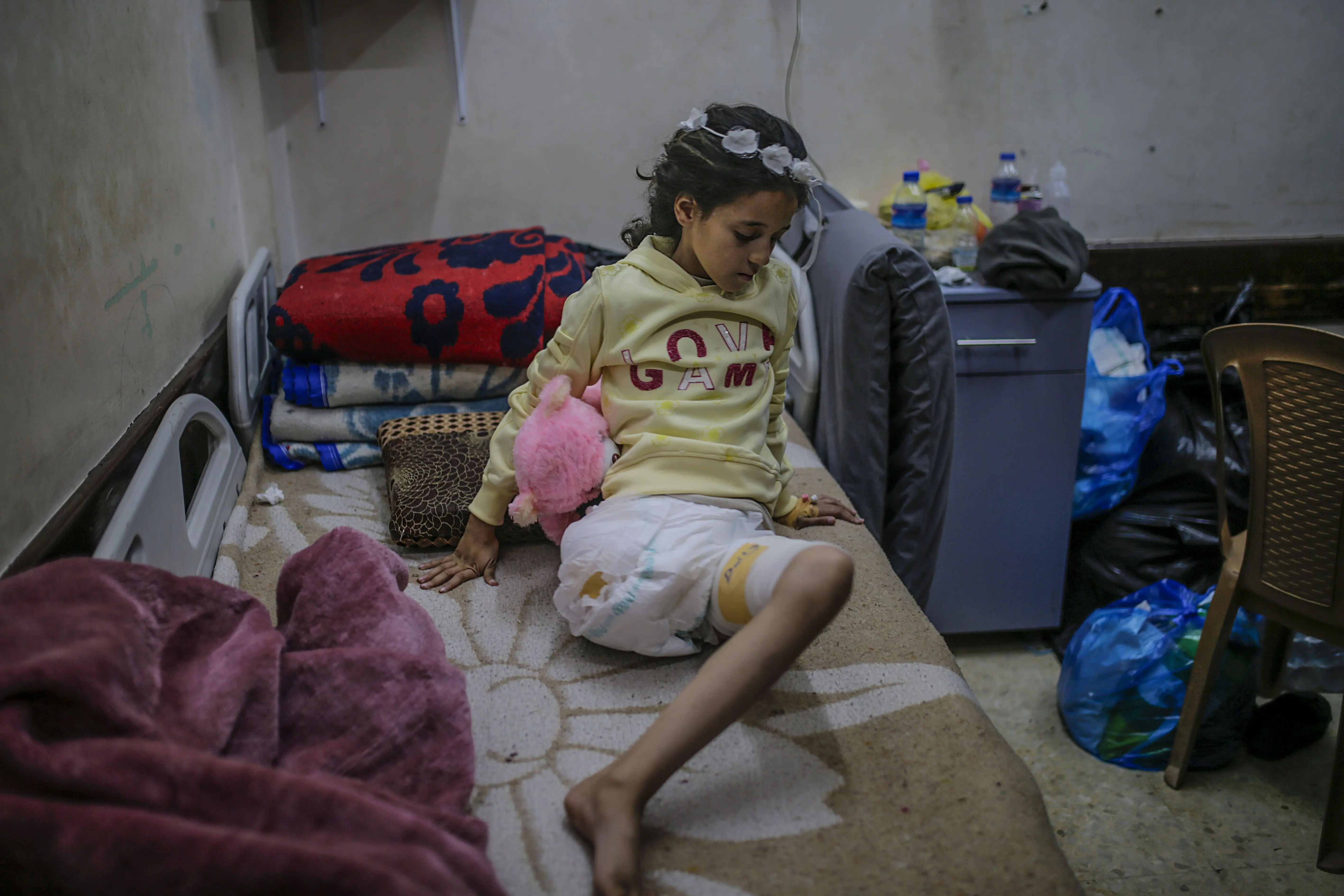 صورة أرشيفية لهبة مهنّا، وهي طفلة فلسطينية خسرت ساقها ووالدها في غارة إسرائيلية بمخيم النصيرات وسط القطاع (ديسمبر/كانون الأول 2024)