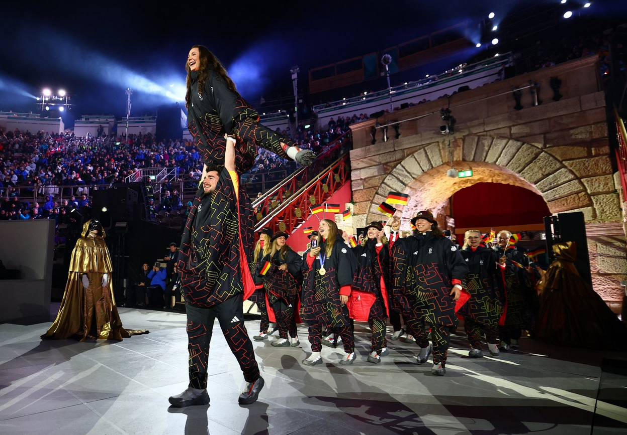 Takmičari u umetničkom klizanju Anika Hoke i Robert Kunkel iz Nemačke, Konkel drži Hoke iznad glave u jednoj od poza iz klizanja