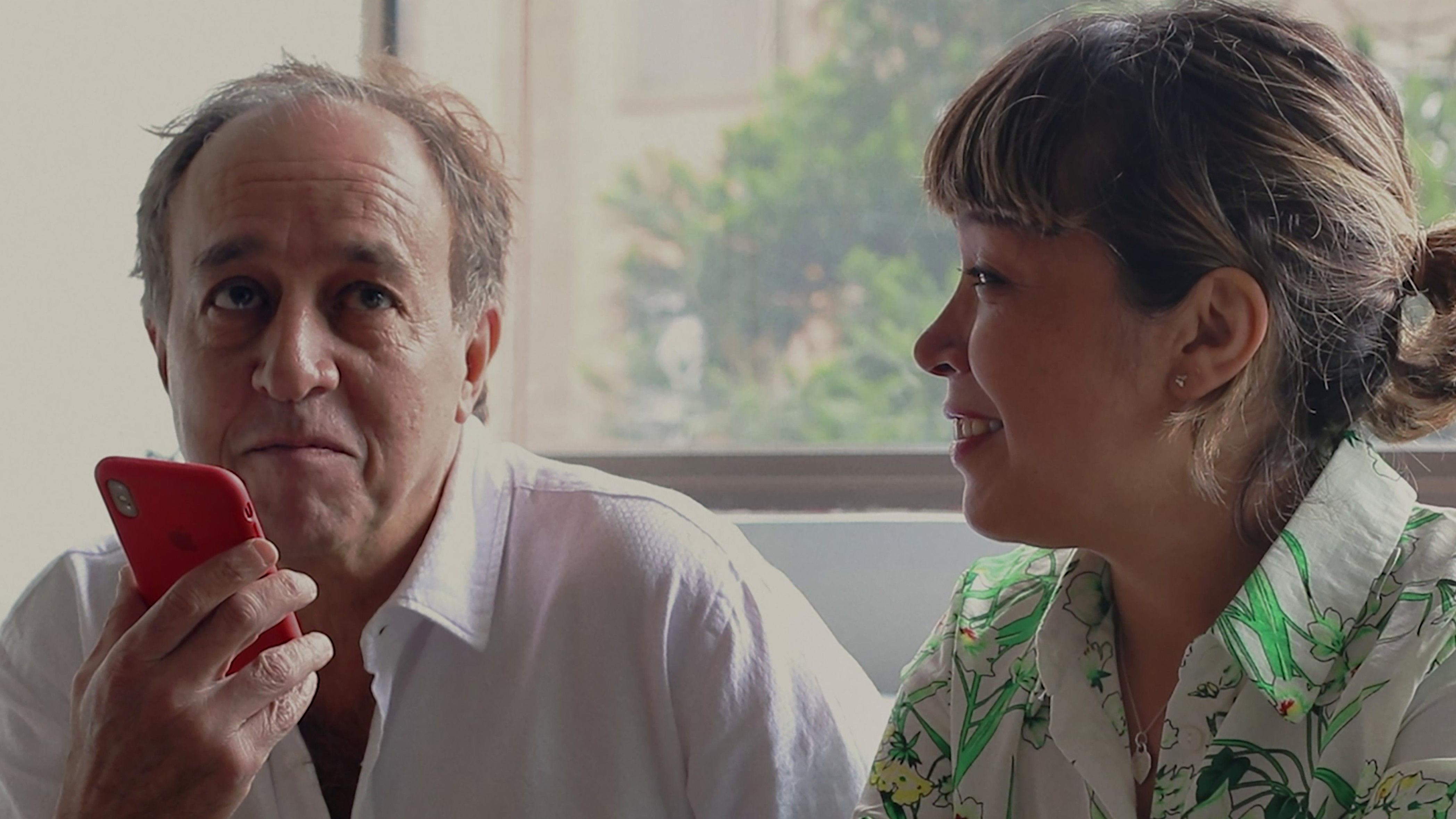 Momento en que Francisco González llama a Ángela Rendón para comunicarle la noticia de que tiene una hermana, recogido en el documental "Hija del volcán".